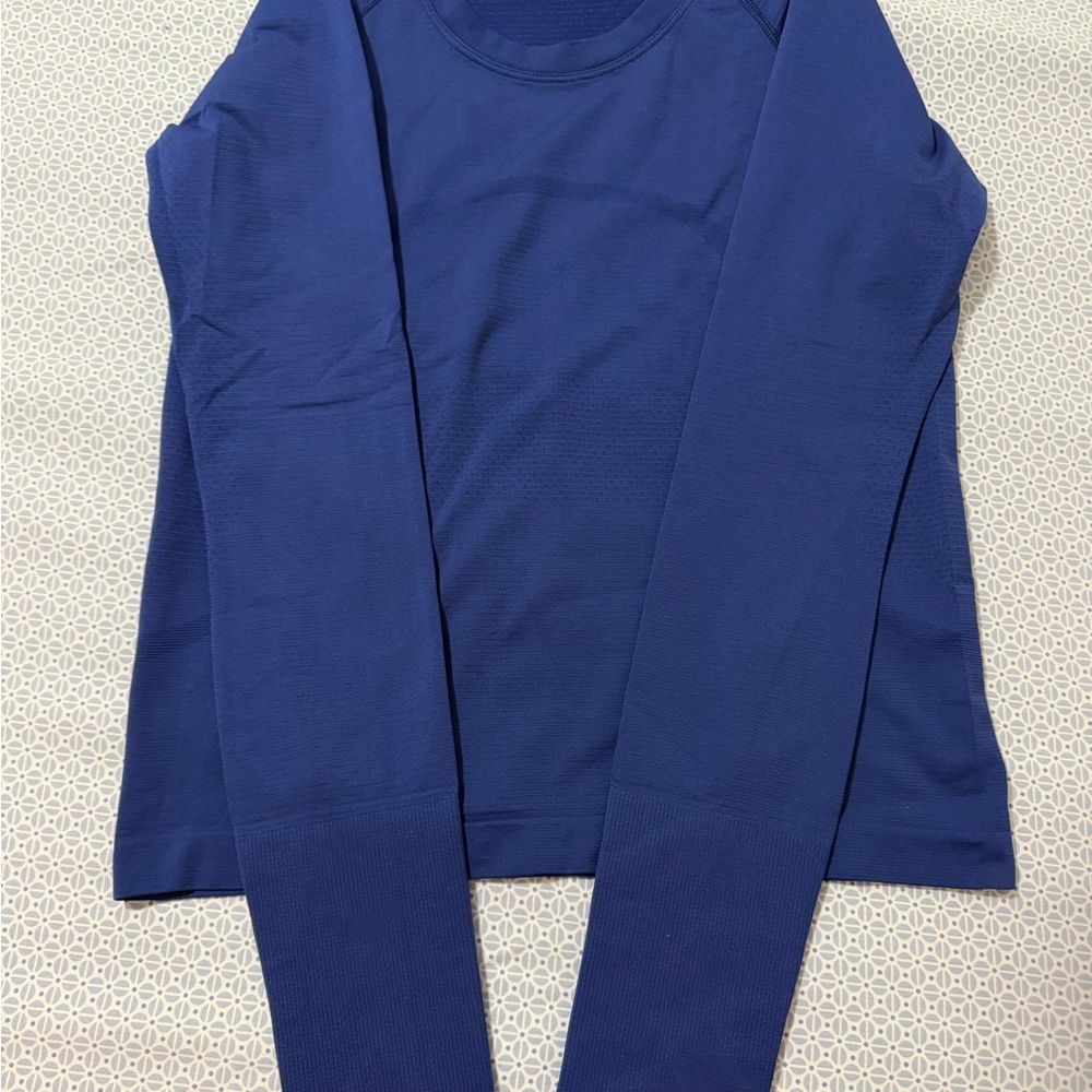 Lululemon Swiftly Tech Long-Sleeve Shirt 2.0
Waist Length in Blue Size 6